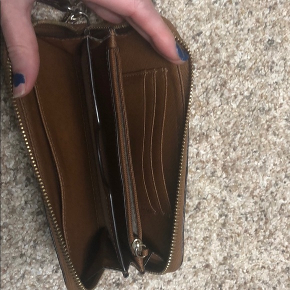 Michael kors wristlet - Picture 4 of 7